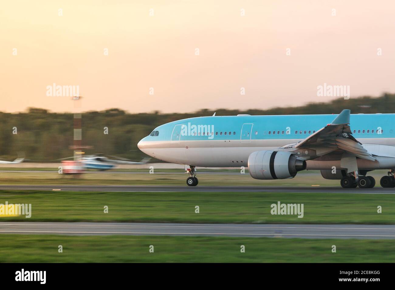 Flugzeugmotoren bei der Landung mit aktivem Schub rückwärts. Schnell bewegendes Großkörper-Passagierflugzeug Stockfoto