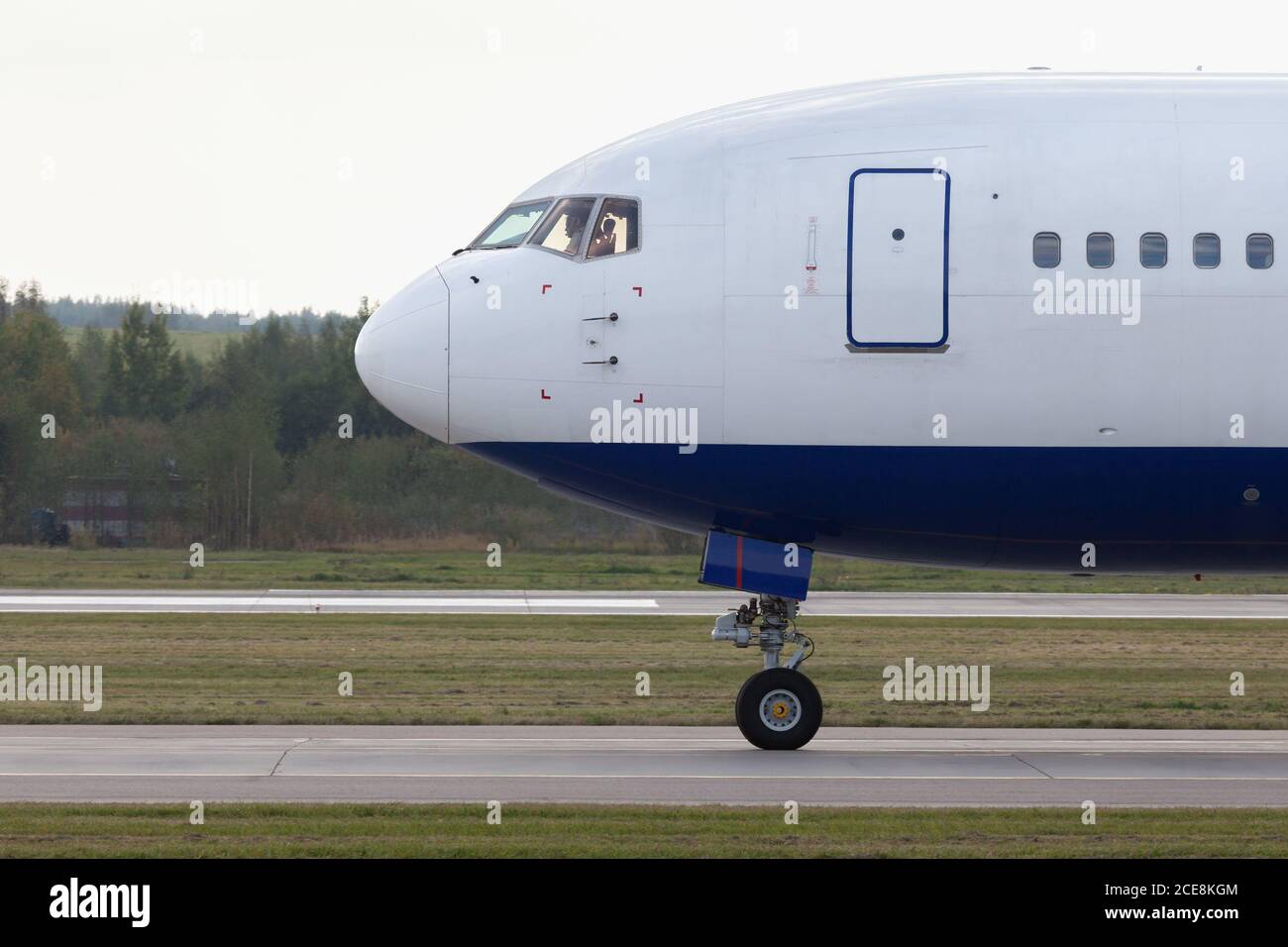 Flugzeug auf der Landebahn ist immer bereit zum Start, Nahaufnahme, Seitenansicht. Passagierflugzeug rollt Stockfoto