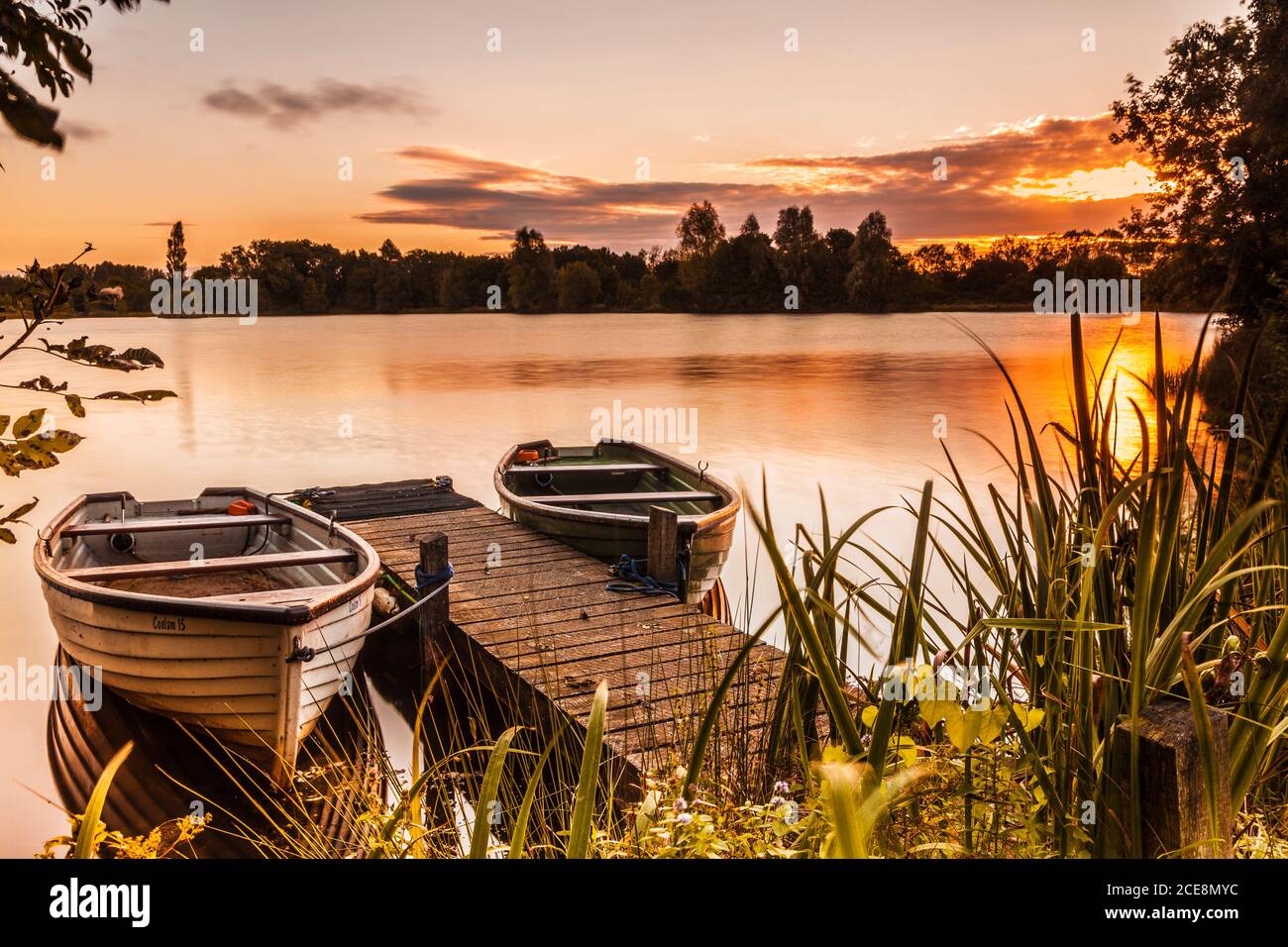 Im Spätsommer Sonnenaufgang auf einem der Seen im Cotswold Water Park. Stockfoto