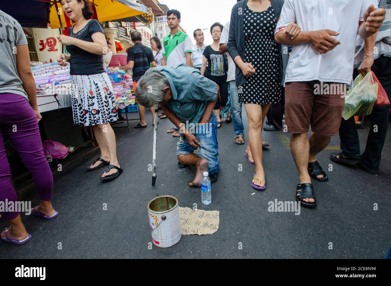 Georgetown, Penang/Malaysia - Mär 06 2016: Behinderter Bettler auf der Straße sucht Hilfe. Stockfoto