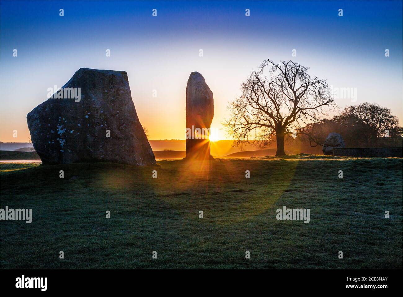 Sarsensteine bei Sonnenaufgang in Avebury in Wiltshire. Stockfoto