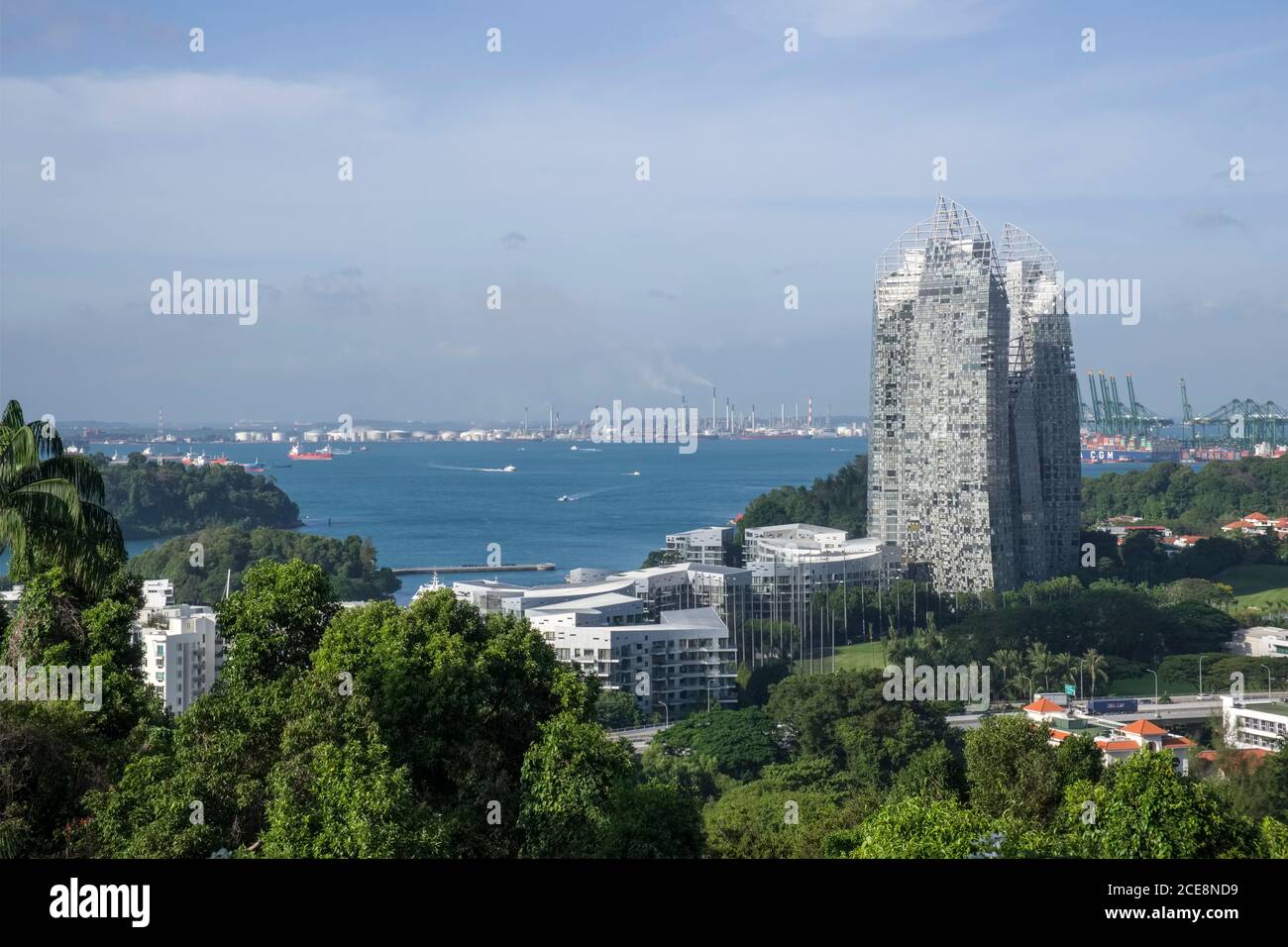 Singapur, Reflections at Keppel Bay, luxuriöse Wohnanlage vom Mount Faber aus. Im Hintergrund das Industrie- und Hafengebiet Stockfoto