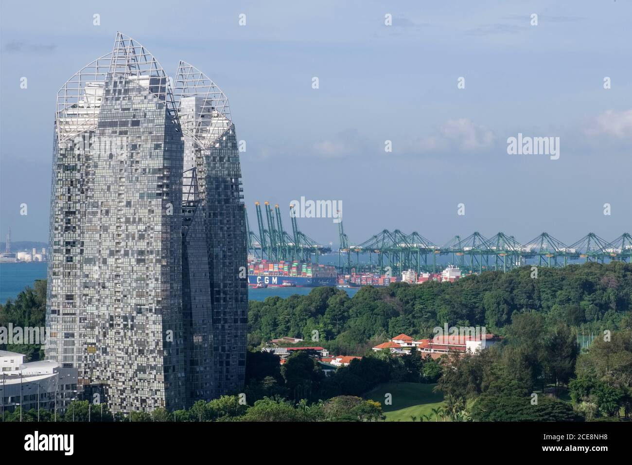 Singapur, Reflections at Keppel Bay, luxuriöse Wohnanlage vom Mount Faber aus. Im Hintergrund das Industrie- und Hafengebiet Stockfoto
