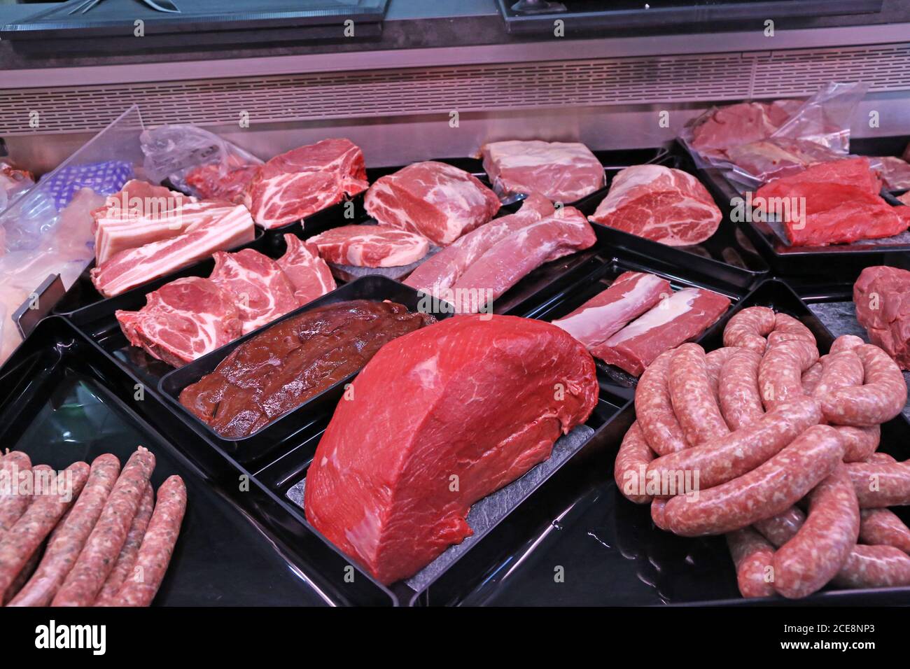 Vielfalt an feinen Fleischprodukten in der Metzgerei Stockfoto