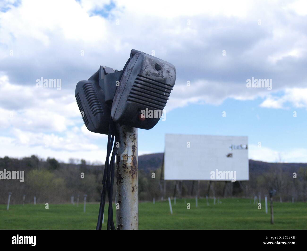 Vintage Retro Drive-in Kino-Lautsprecher mit Bildschirm im Hintergrund Stockfoto