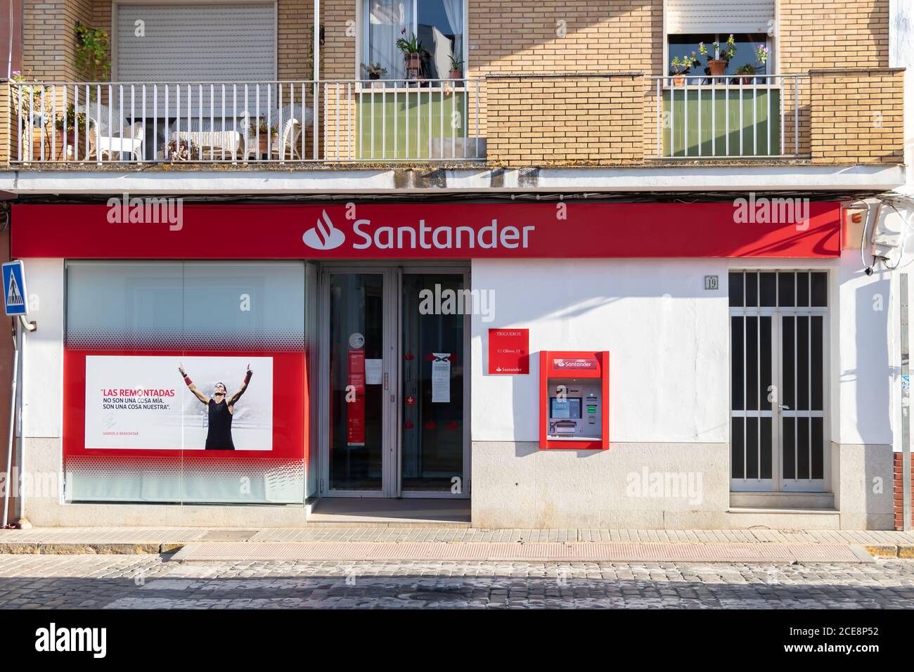 Huelva, Spanien - 16. August 2020: Eine Filiale der Banco Santander im Dorf Trigueros. Sie ist die größte Bank in der Eurozone und eine der größten in Stockfoto