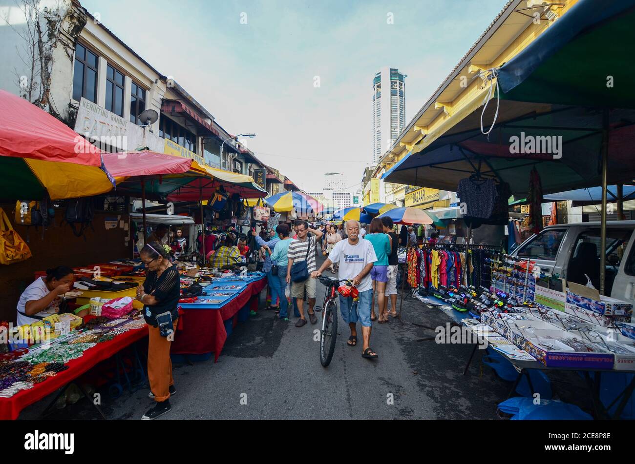 Georgetown, Penang/Malaysia - Jun 18 2016: Tägliche Lebensweise der Menschen, die auf dem Markt in Jalan Kuala Kangsar einkaufen. Stockfoto