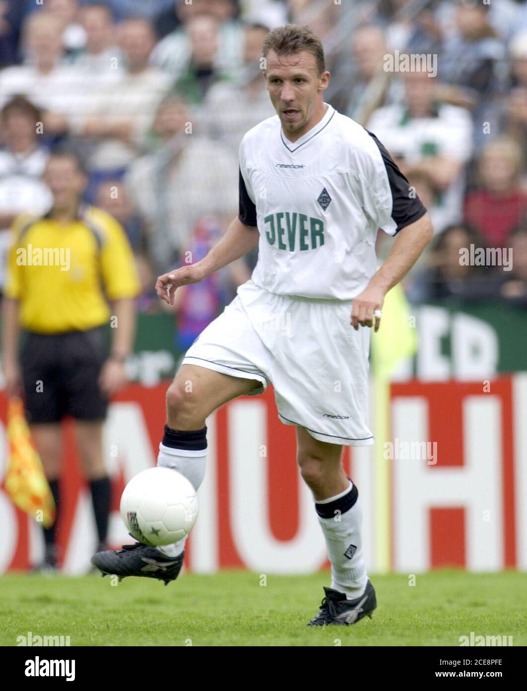 Boekelbergstadion Mönchengladbach Deutschland 10.8.2002, Fußball: Deutsche Bundesliga: Borussia Mönchengladbach (BMG, weiß) gegen FC Bayern München (FCB, rot) – MARKUS HAUSWEILER (BMG) Stockfoto