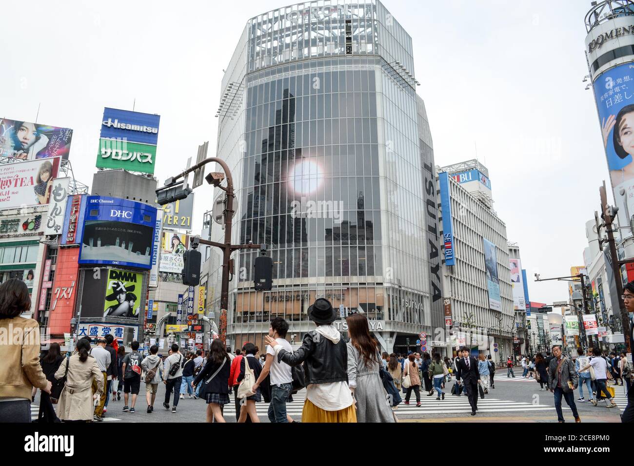 Shibuya, Tokyo, Japan - Shibuya Scramble Crossing. Viele Menschen in einem der belebtesten Gegenden der Welt. Überfüllt und voller Werbetafeln. Stockfoto
