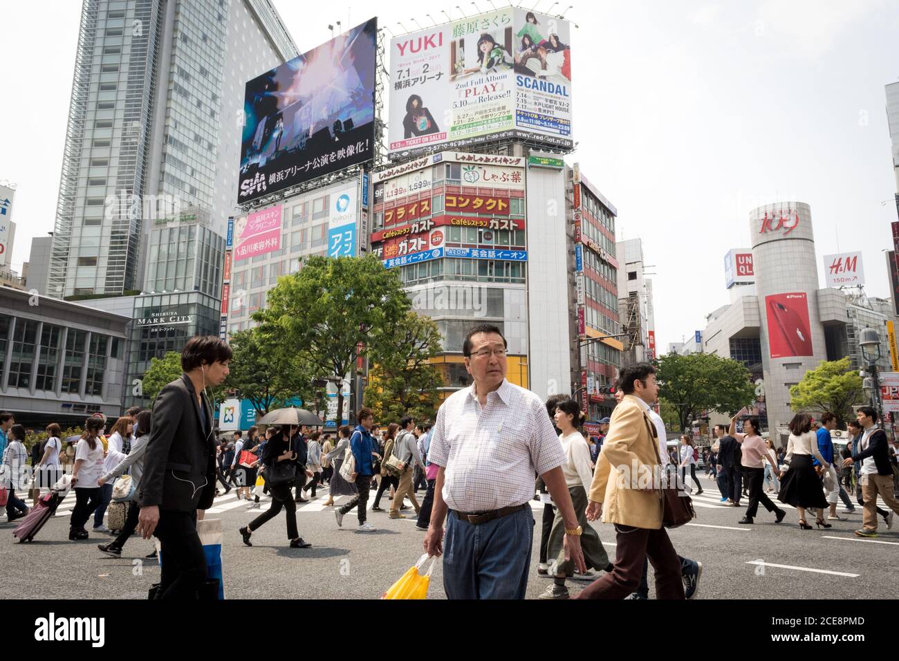 Tokio, Japan - Shibuya Scramble Crossing. Viele Menschen überqueren die Straße in einem der belebtesten Gegenden. Überfüllt und voller Werbetafeln. Stockfoto
