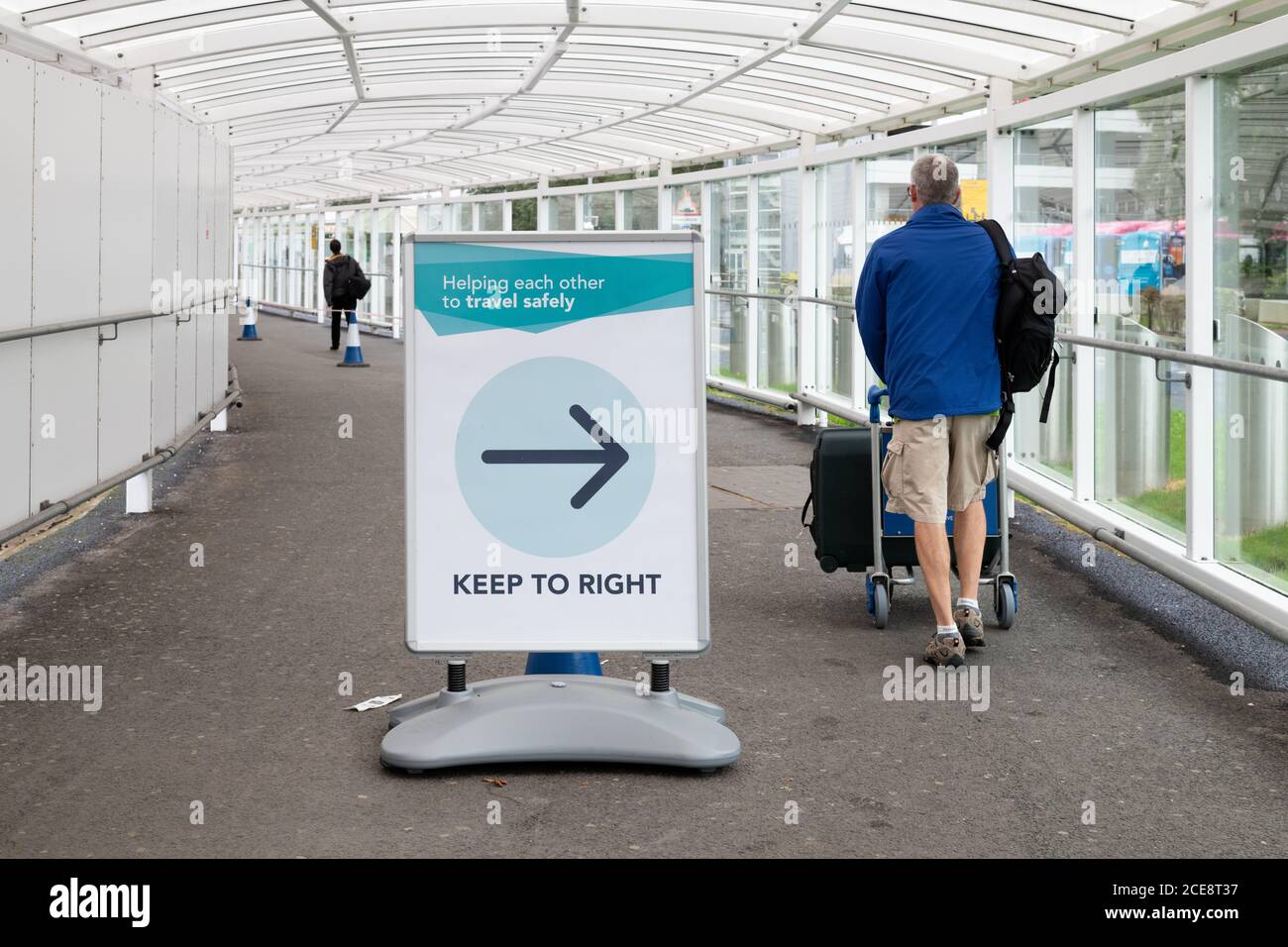 Einwegsystem für Passagiere, die während der Coronavirus-Pandemie 2020 am Flughafen Glasgow ankommen, Glasgow, Schottland, Großbritannien Stockfoto