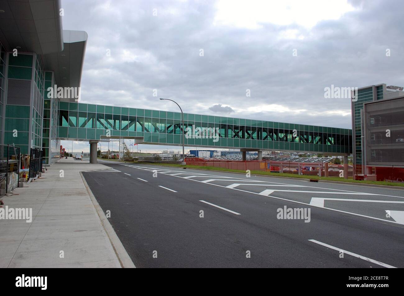 Neuer geschlossener, erhöhter Gehweg am internationalen Flughafen Halifax Stanfield (eröffnet 2009) mit den ersten und einzigen beweglichen Gehwegen in Nova Scotia. Stockfoto