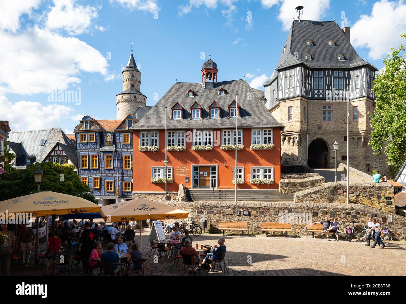 König-Adolf-Platz, Idstein im Taunus mit dem Crooked House, Hexenturm, Rathaus und Torhaus, Hessen, Deutschland Stockfoto