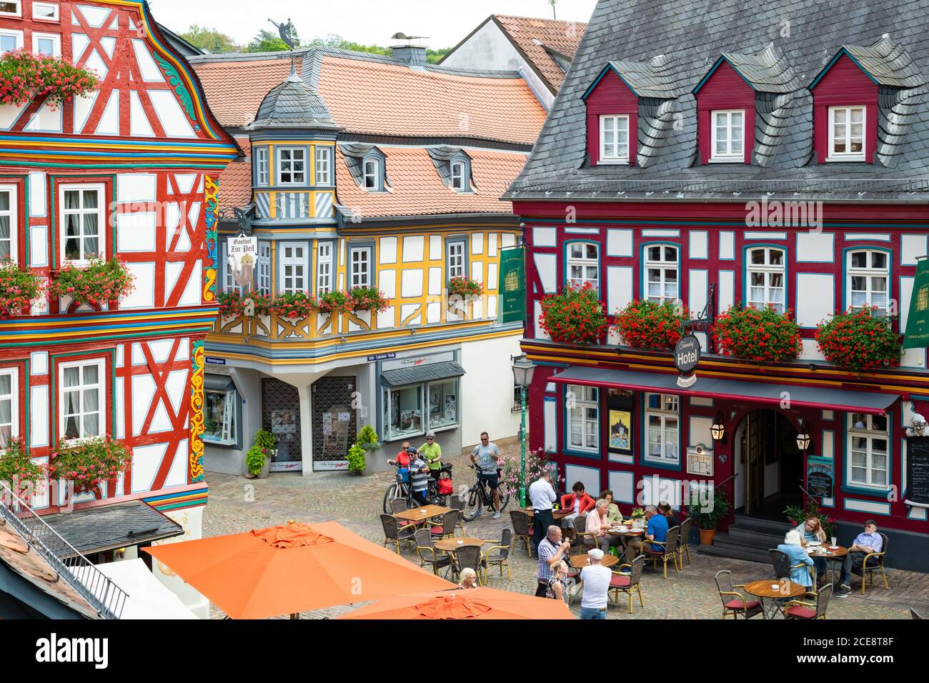 Bunte Fachwerkhäuser und Taunushof Hotel, König-Adolf-Platz, Idstein, Hessen, Deutschland Stockfoto
