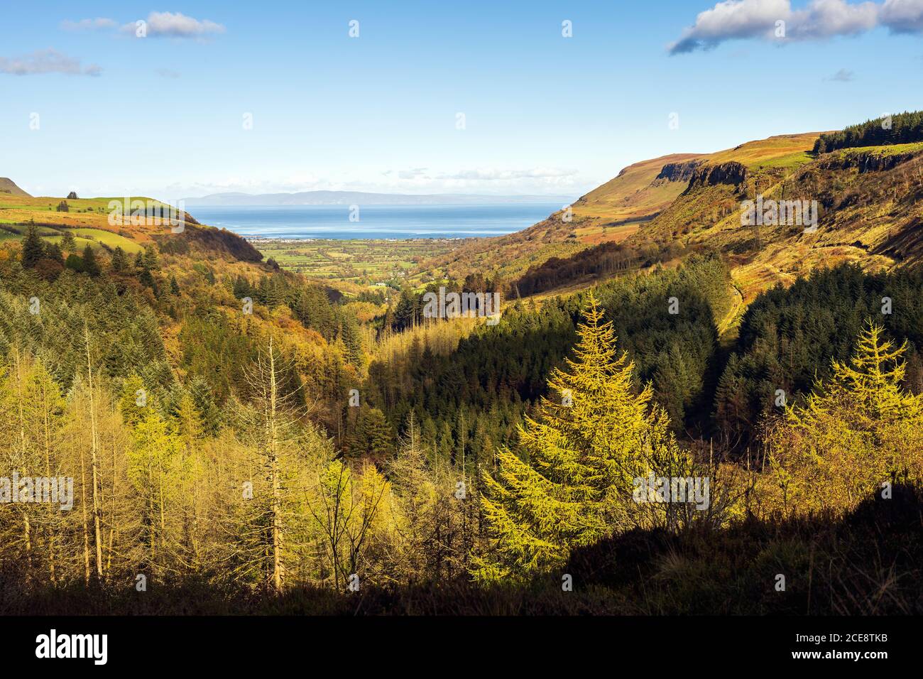 Panoramablick auf das Tal des Glenariff Forest Park in Herbstfarben mit Schottland Küste in weiter Ferne, Graf Antrim, Nordirland Stockfoto