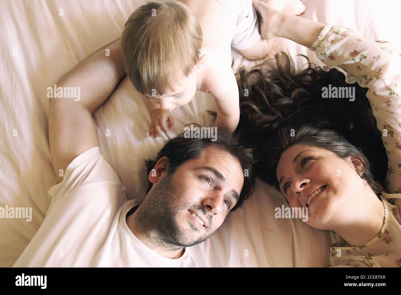 Familie in der Privatsphäre des Schlafzimmers III Stockfoto