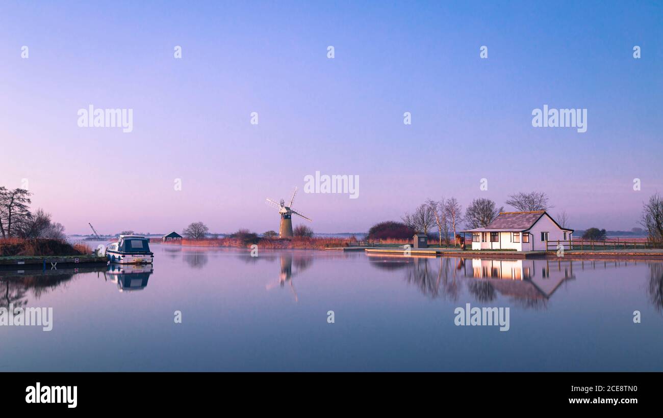 Eine ruhige Dawn auf dem Fluss Thurne in der Norfolk Broads. Stockfoto