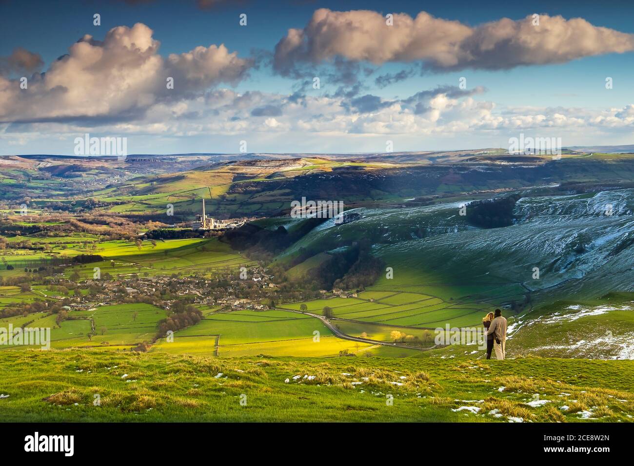 Ein Paar blickt vom Mam Tor aus auf das Hope Valley in Derbyshire. Stockfoto