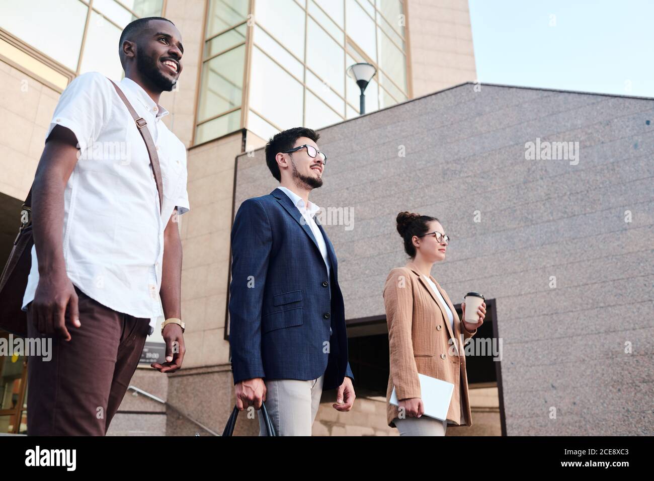 Unten Ansicht der ermittelten Business School Studenten in Reihe stehen Gegen Universität und Planung Karriere Stockfoto