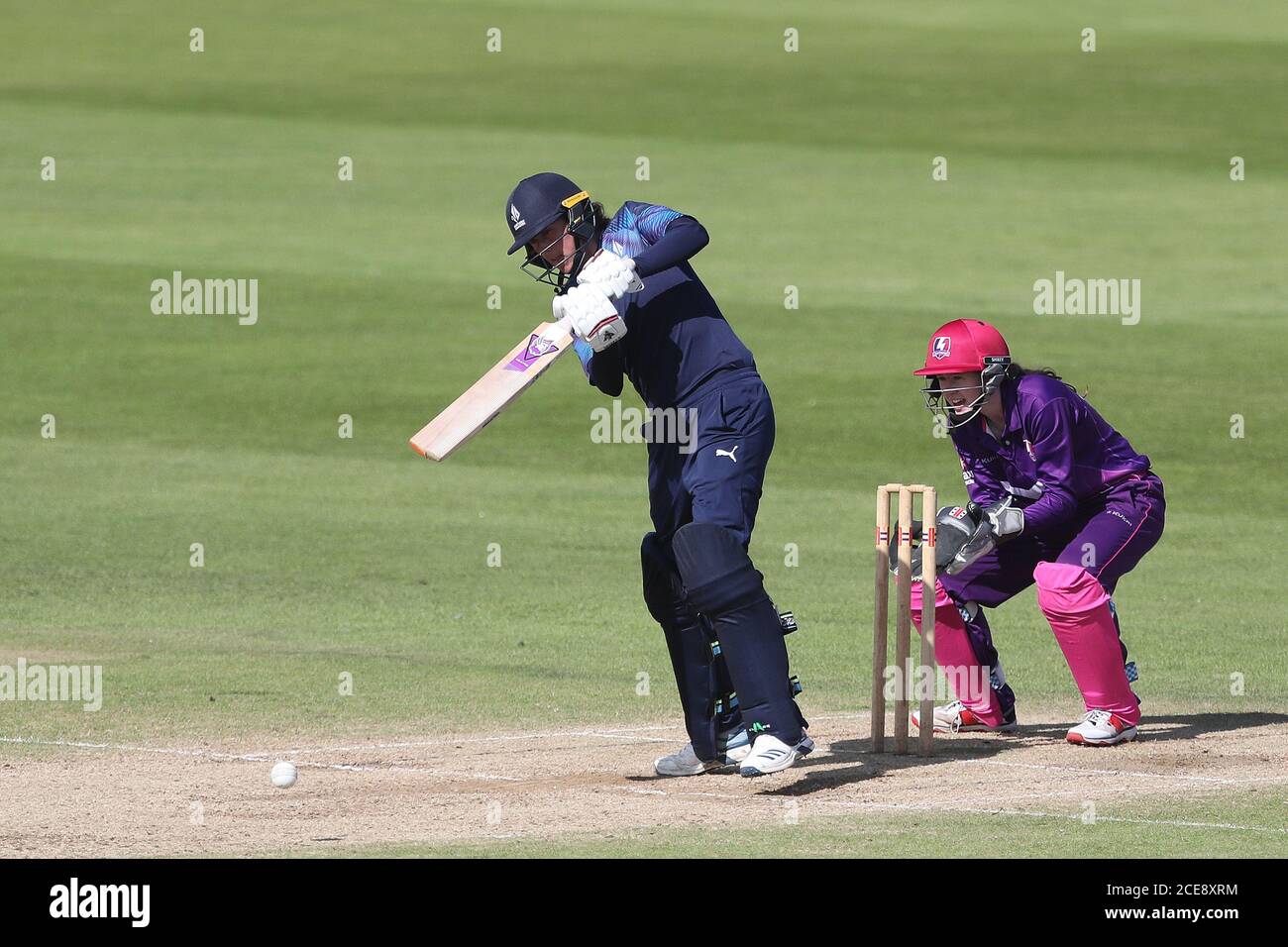 CHESTER LE STREET, ENGLAND. 31. AUGUST 2020 Jenny Gunn von Northern Diamonds während des Rachel Heyhoe Flint Trophy-Spiels zwischen Northern Diamonds und Loughborough Lightning in Emirates Riverside, Chester le Street. (Kredit: Mark Fletcher, Mi News) Kredit: MI Nachrichten & Sport /Alamy Live Nachrichten Stockfoto