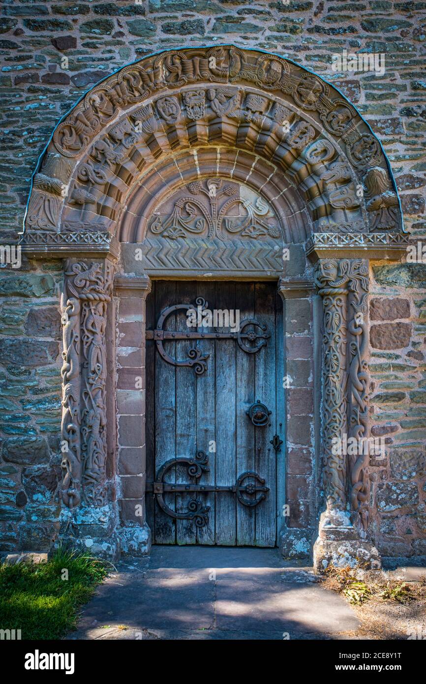 Kunstvolle Steinschnitzerei um die Tür der St. Mary und St. David Kirche in Kilpeck. Stockfoto