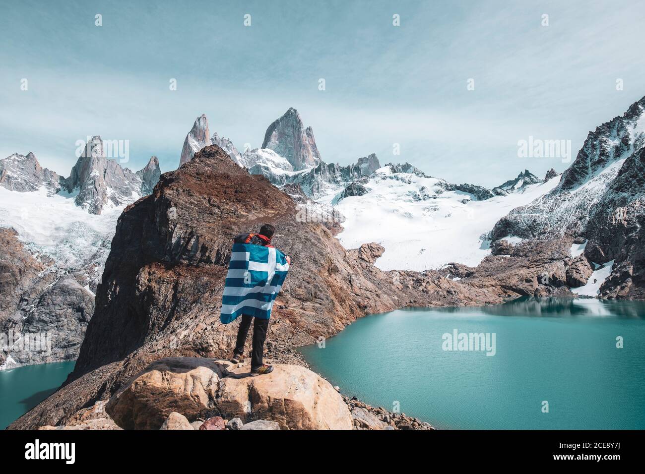 Ein griechischer Abenteurer, der die argentinischen Berge in Patagonien bewundert. Stockfoto