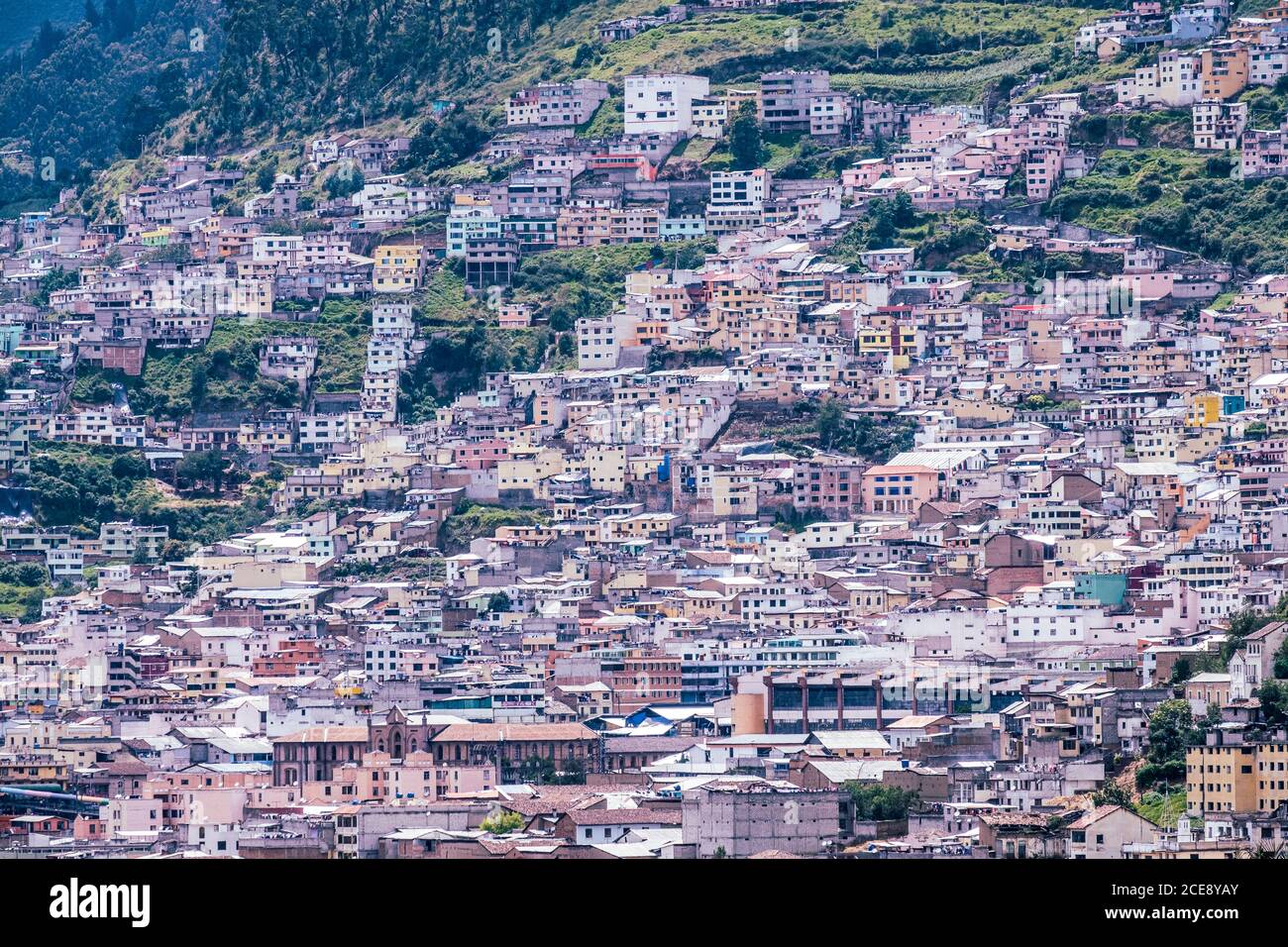 Ein Blick auf die dicht besiedelte Stadt Quito. Stockfoto