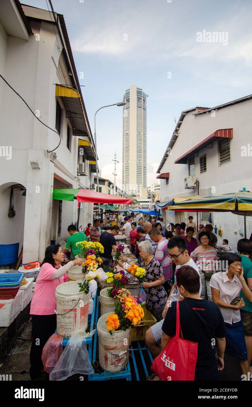 Georgetown, Penang/Malaysia - Aug 07 2016: Die Leute kaufen Blumen auf dem Morgenmarkt. Der Hintergrund ist am höchsten Stockfoto