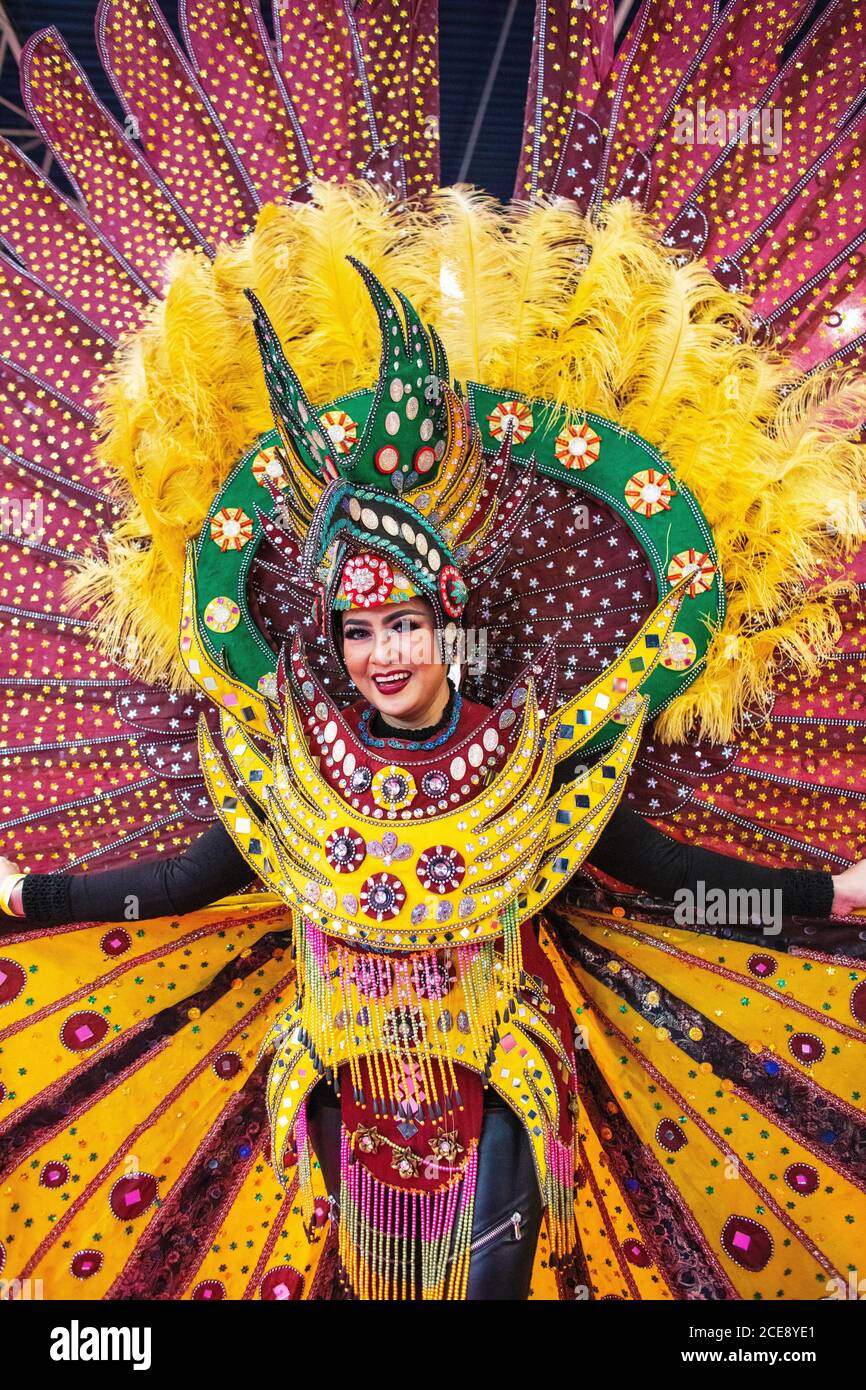 Indonesien, Jakarta, Java Museum, Aufführung traditioneller Kleidung. Kulturshow. Stockfoto