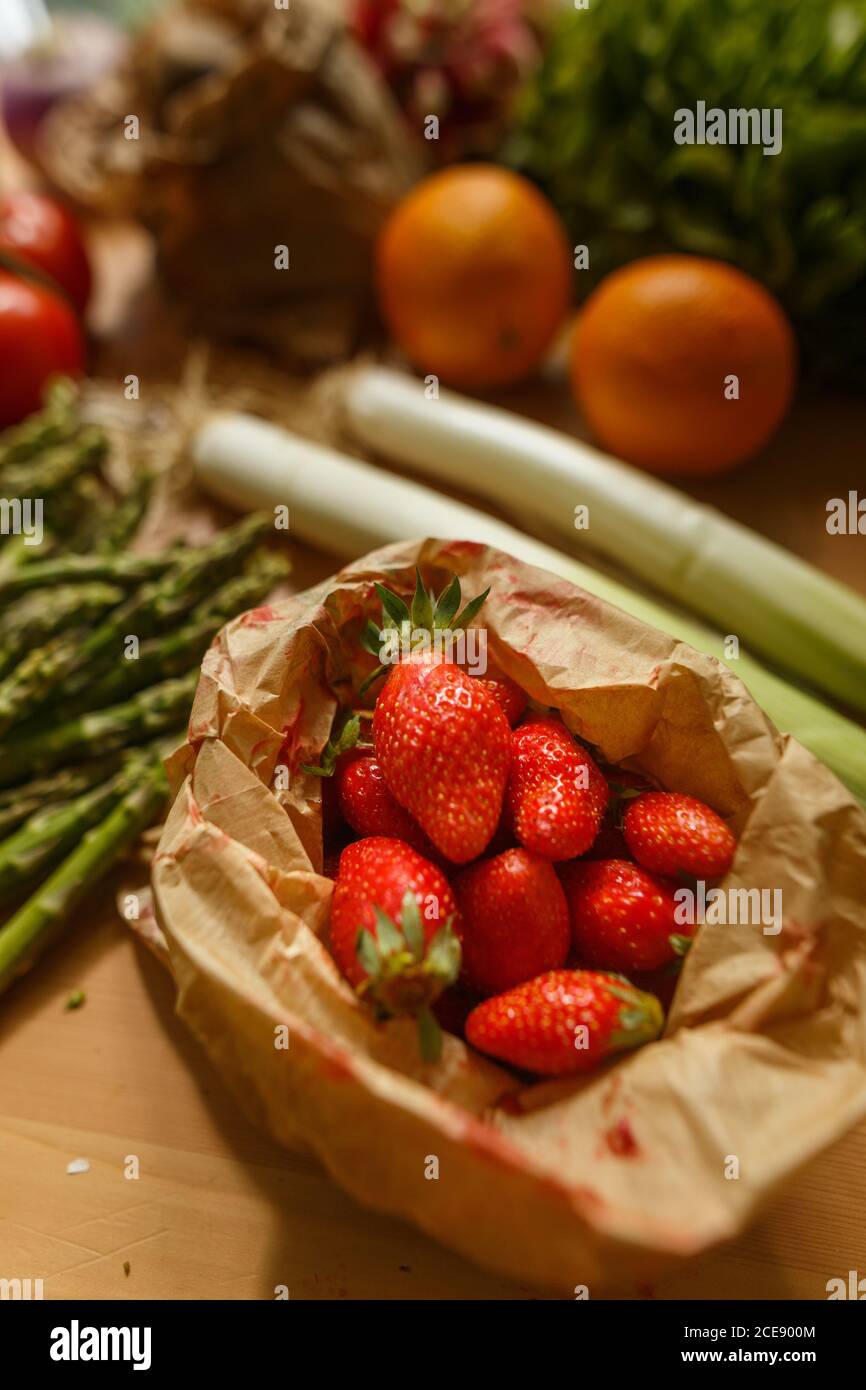 Draufsicht auf verschiedene frische Gemüse und reife Früchte angeordnet Auf Holztisch Stockfoto