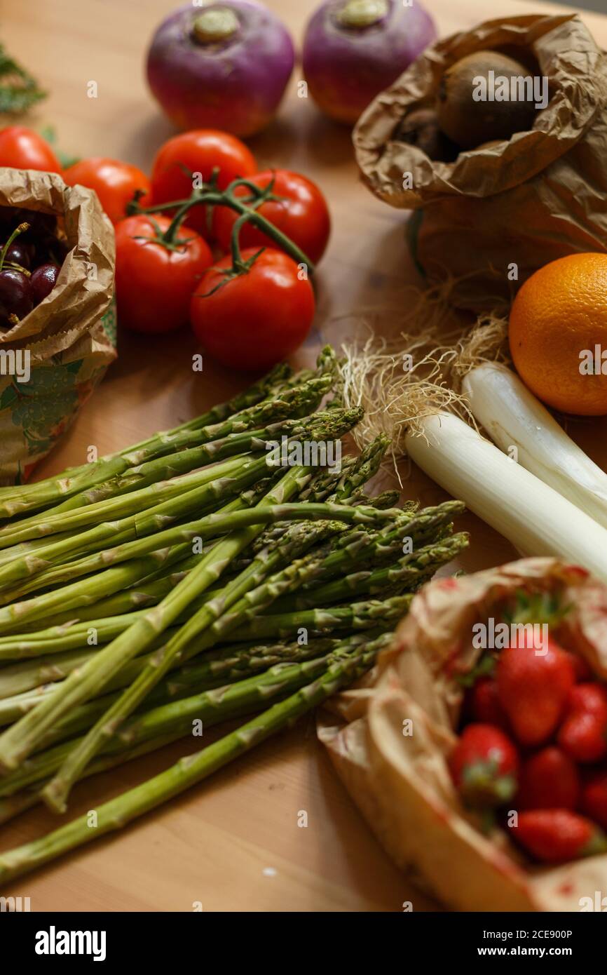 Draufsicht auf verschiedene frische Gemüse und reife Früchte angeordnet Auf Holztisch Stockfoto