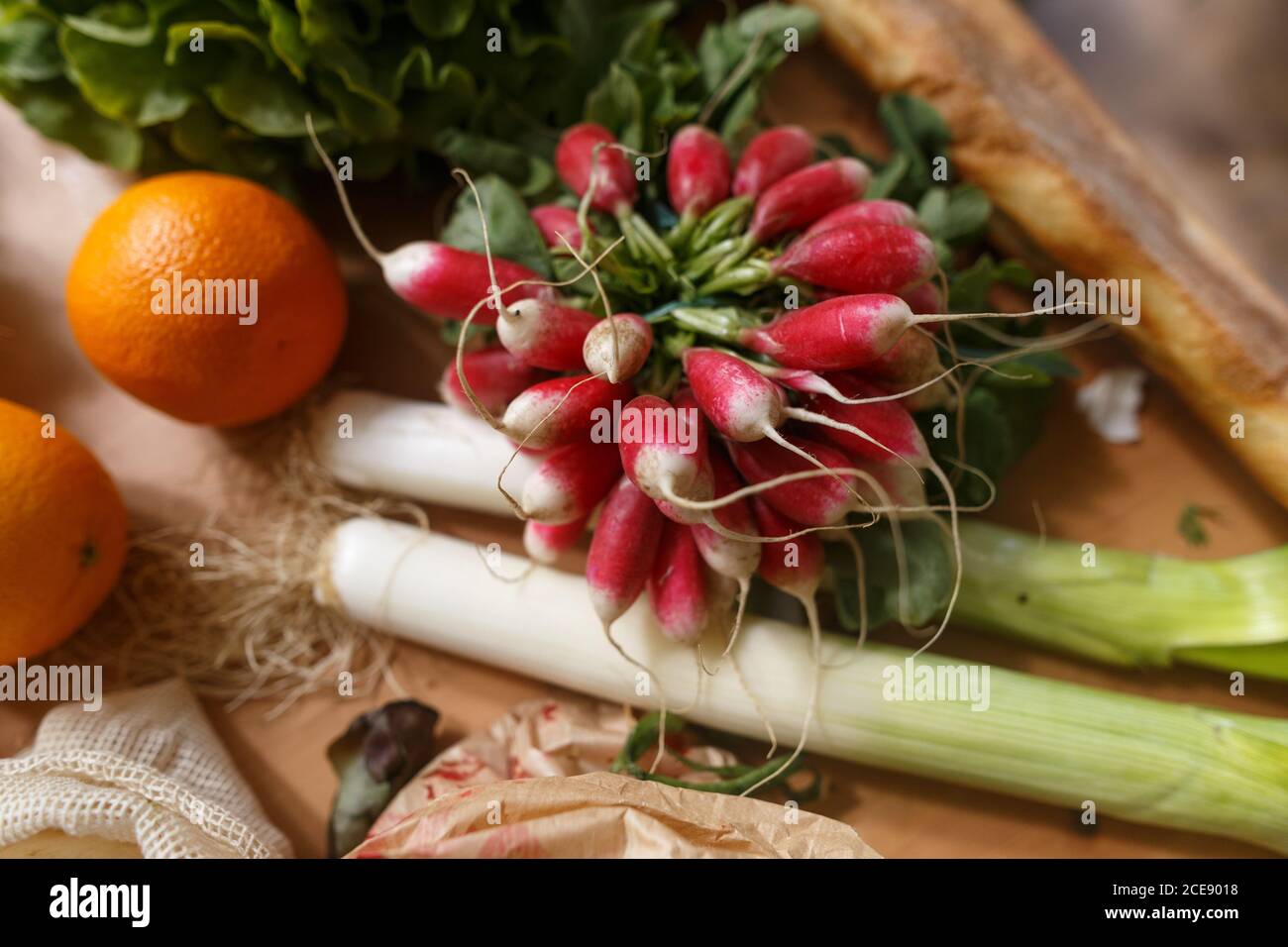 Draufsicht auf verschiedene frische Gemüse und reife Früchte angeordnet Auf Holztisch Stockfoto