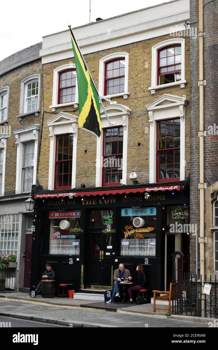 London, Großbritannien. August 2020. Jamaikanische Flagge über dem Cow Pub, Westbourne Park Road. Portobello Road in Notting Hill ruhige, aber große Polizeipräsenz am Tag, die normalerweise der Höhepunkt des Karnevals wäre. Es wurde wegen Coronavirus abgesagt. Kredit: JOHNNY ARMSTEAD/Alamy Live Nachrichten Stockfoto