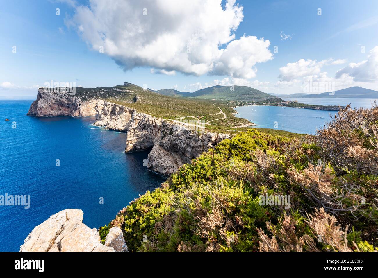 Jagd auf Kap, Klippen und blaues Meer. Sardinien, Italien Stockfoto
