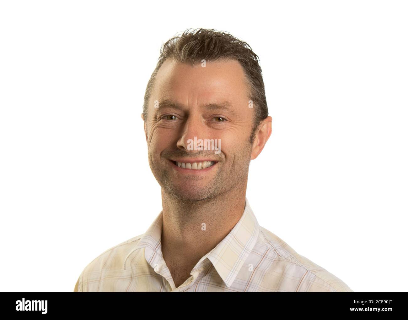 Nahaufnahme Porträt des kaukasischen männlichen isoliert vor weißem Hintergrund direkt auf die Kamera, lächelnd. Stockfoto