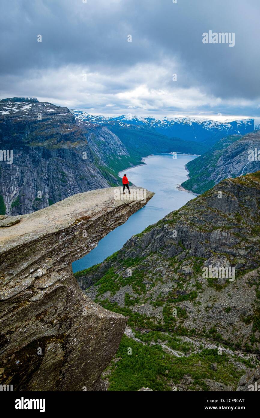 Ein Wanderer auf dem Gipfel der Trolltunga in Norwegen. Stockfoto