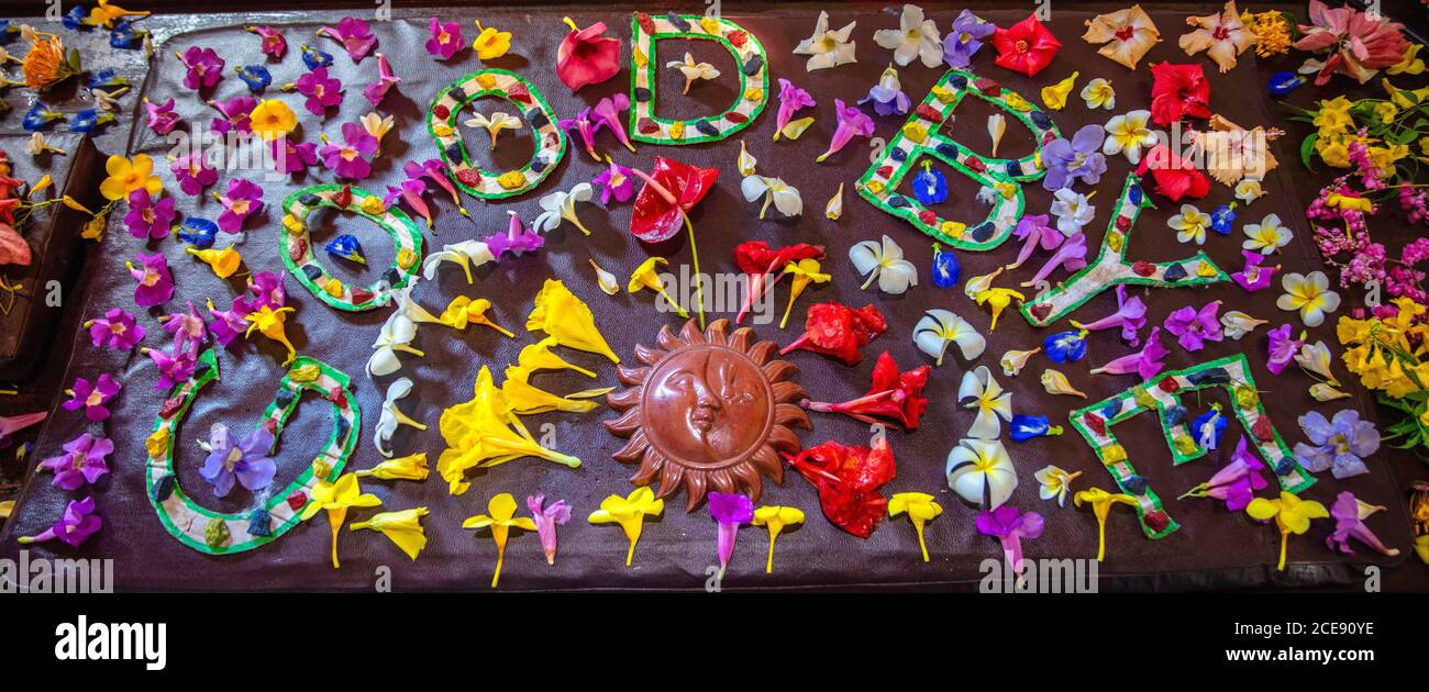 Sri Lanka, Waduwa, Leben Ayurveda Resort. Auf Wiedersehen-Schild mit Blumen geschmückt. Stockfoto
