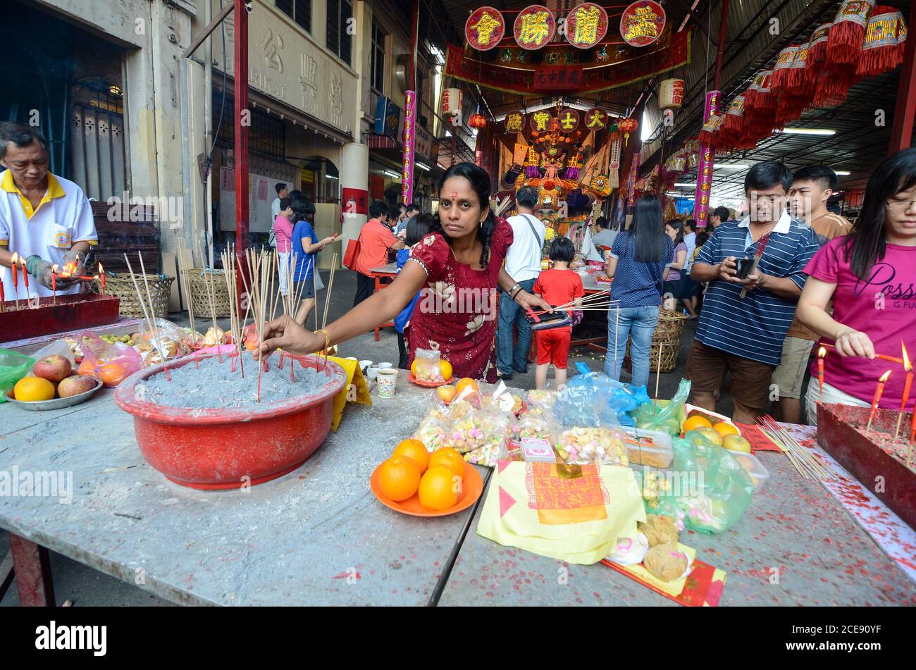 Bukit Mertajam, Penang/Malaysia - Aug 13 2016: Indien-Anhänger verbrennen den Joss-Stick während des Hungry Geisterfestivals. Stockfoto
