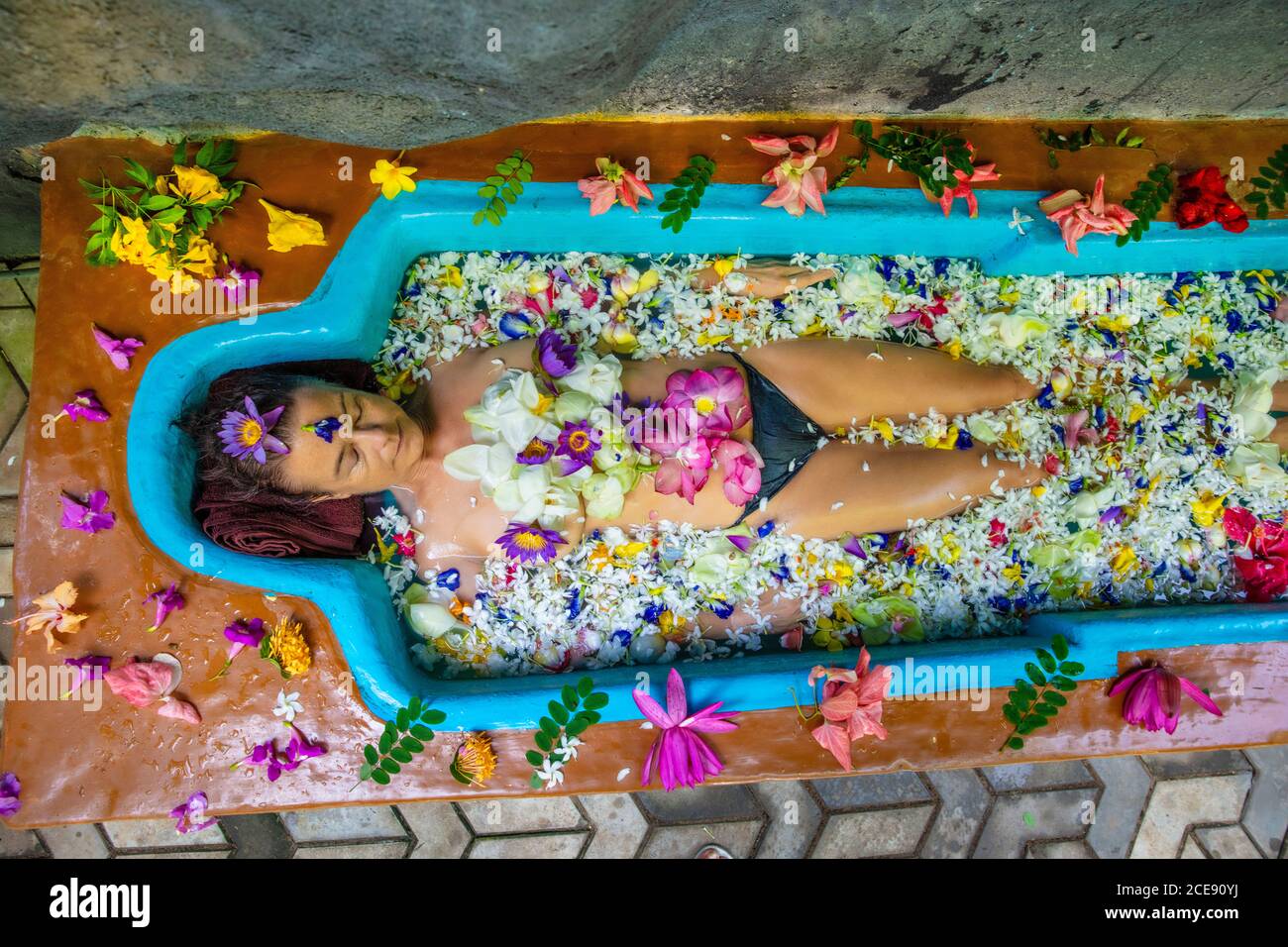 Sri Lanka, Waduwa, Leben Ayurveda Resort. Frau mit Blumen, blühen im Bad. Panchakarma Behandlung. Stockfoto