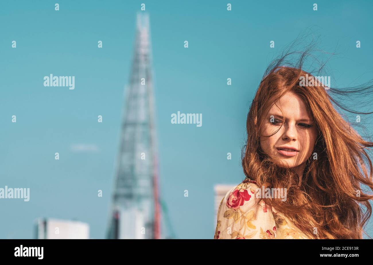 Ein schönes Mädchen mit rothaarigen Haaren, die vom Wind geblasen werden. Stockfoto