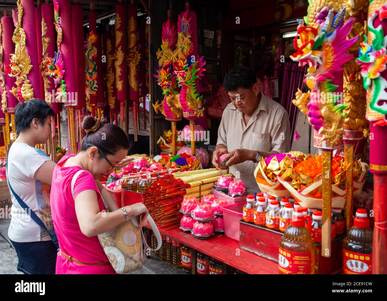 Georgetown, Penang/Malaysia - Aug 14 2016: Frauen kaufen die Kerze, um im Tempel zu beten. Stockfoto