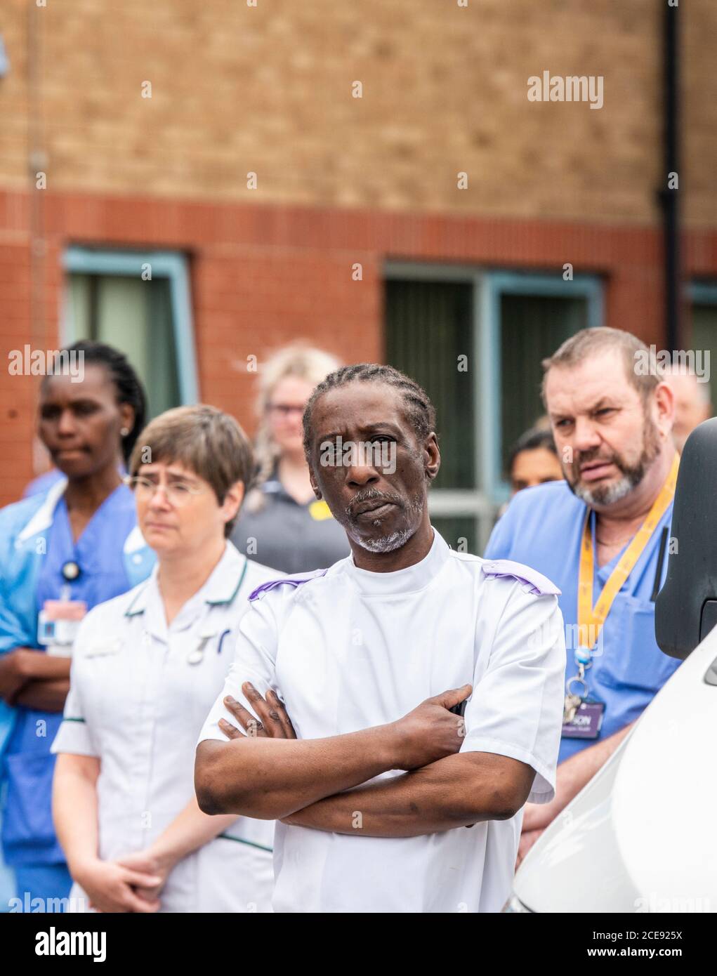 NHS-Schlüsselarbeiter vor dem Harrogate District Hospital beobachteten eine Schweigeminute, um ihre Kollegen zu ehren, die ihr Leben an Covid 19 verloren. Stockfoto