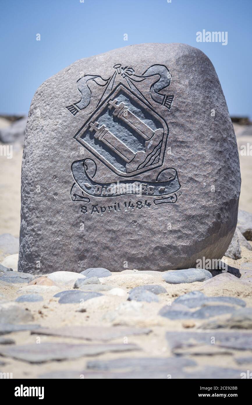 CAPE CROSS, NAMIBIA - Nov 13, 2012: Cape Cross, Namibia, November 2012: Diogo Cao Wahrzeichen Stein am Cape Cross oder Cabo da Cruz in Namibia Stockfoto