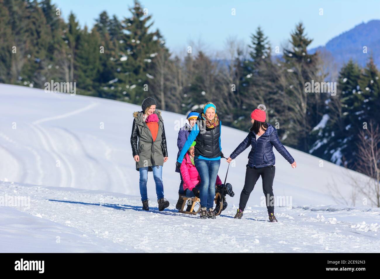 Winterspaziergang mit den Mädchen an einem sonnigen Nachmittag Stockfoto