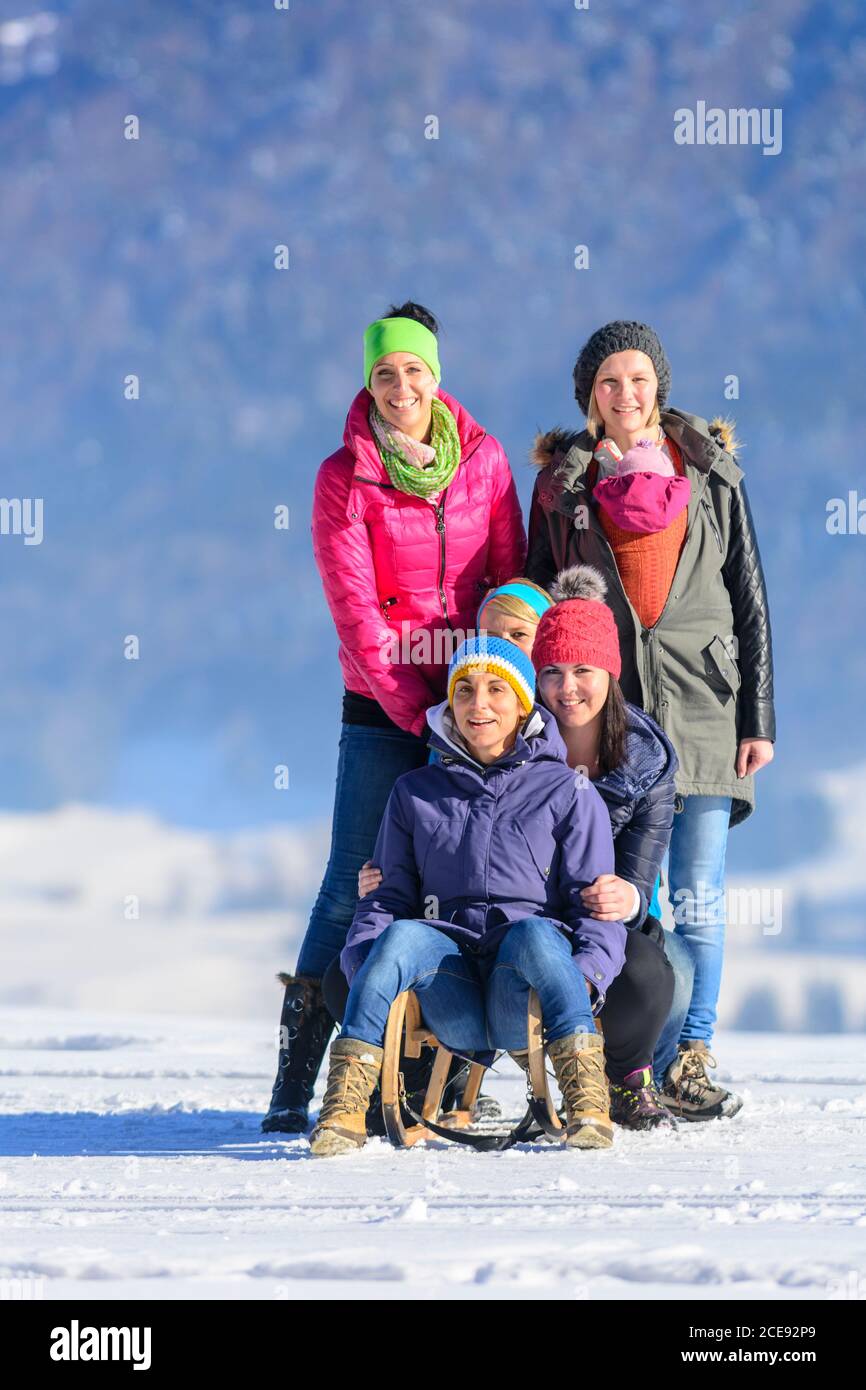 Winterspaziergang mit den Mädchen an einem sonnigen Nachmittag Stockfoto