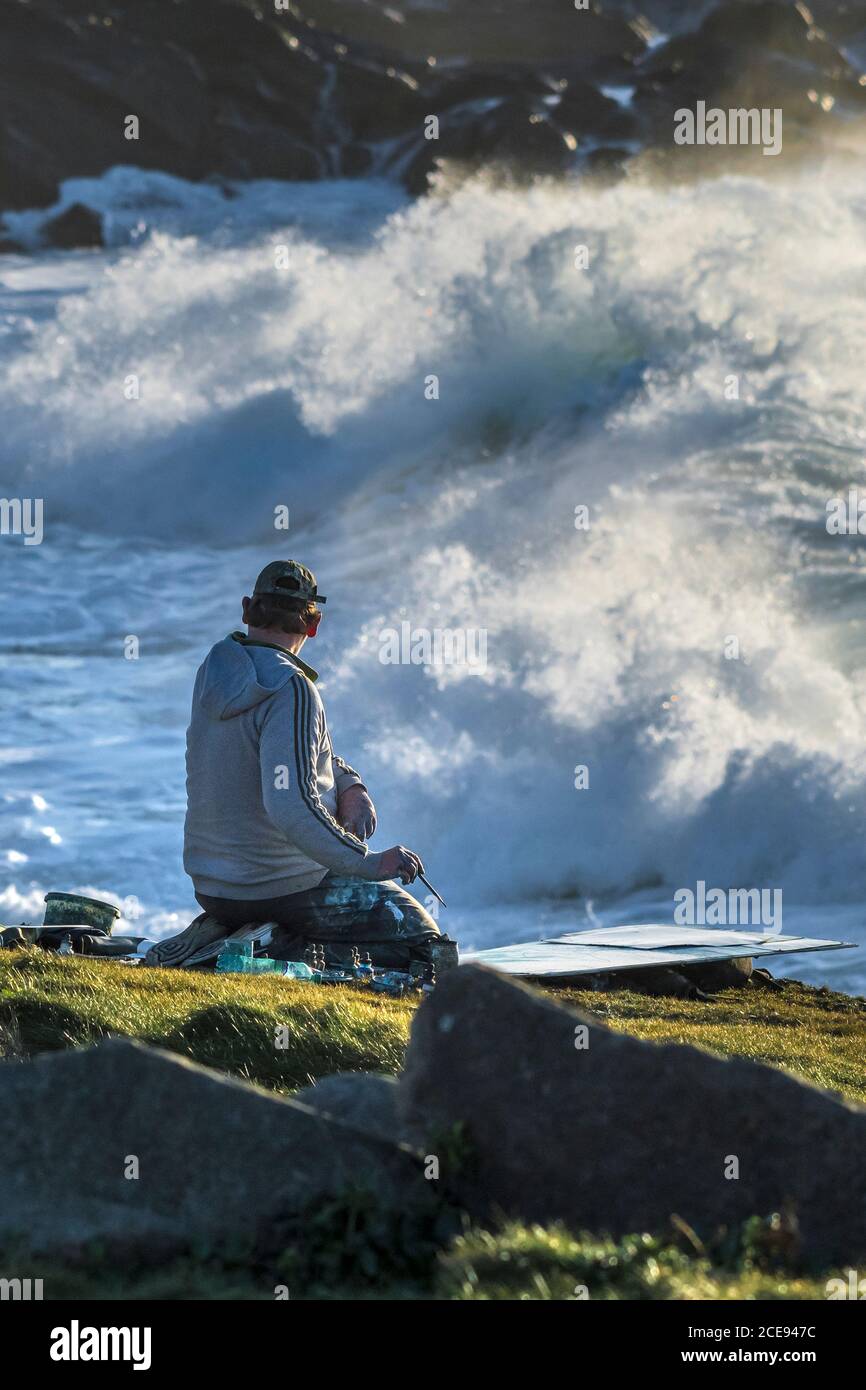 Stewart Edmondson, ein Künstler aus Devon, der seine Plein-Luft mit Blick auf Little Fistral in Newquay in Cornwall malt. Stockfoto