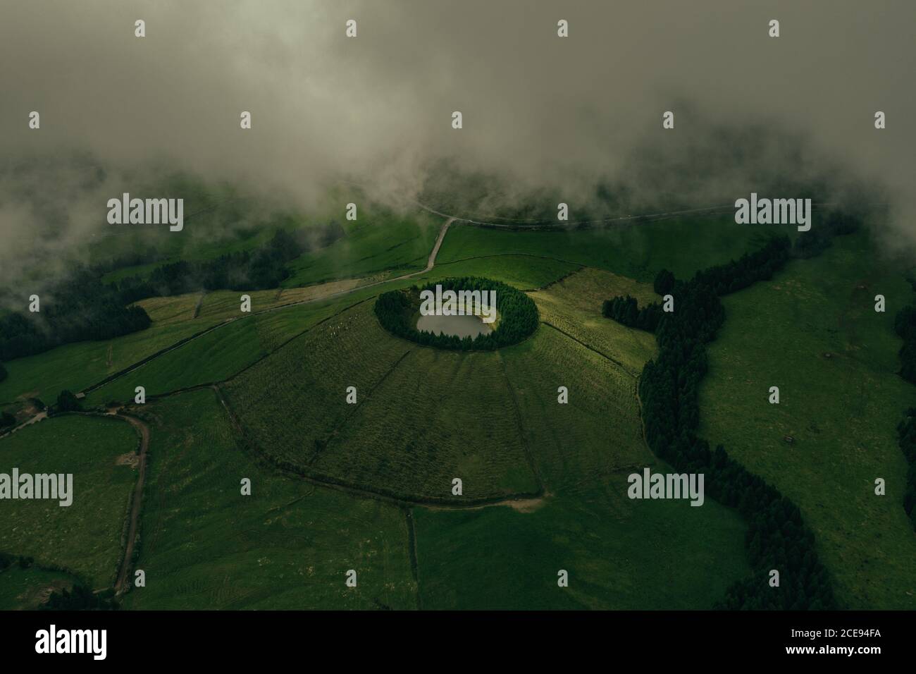 See auf einem Hügel umgeben von Wald Stockfoto
