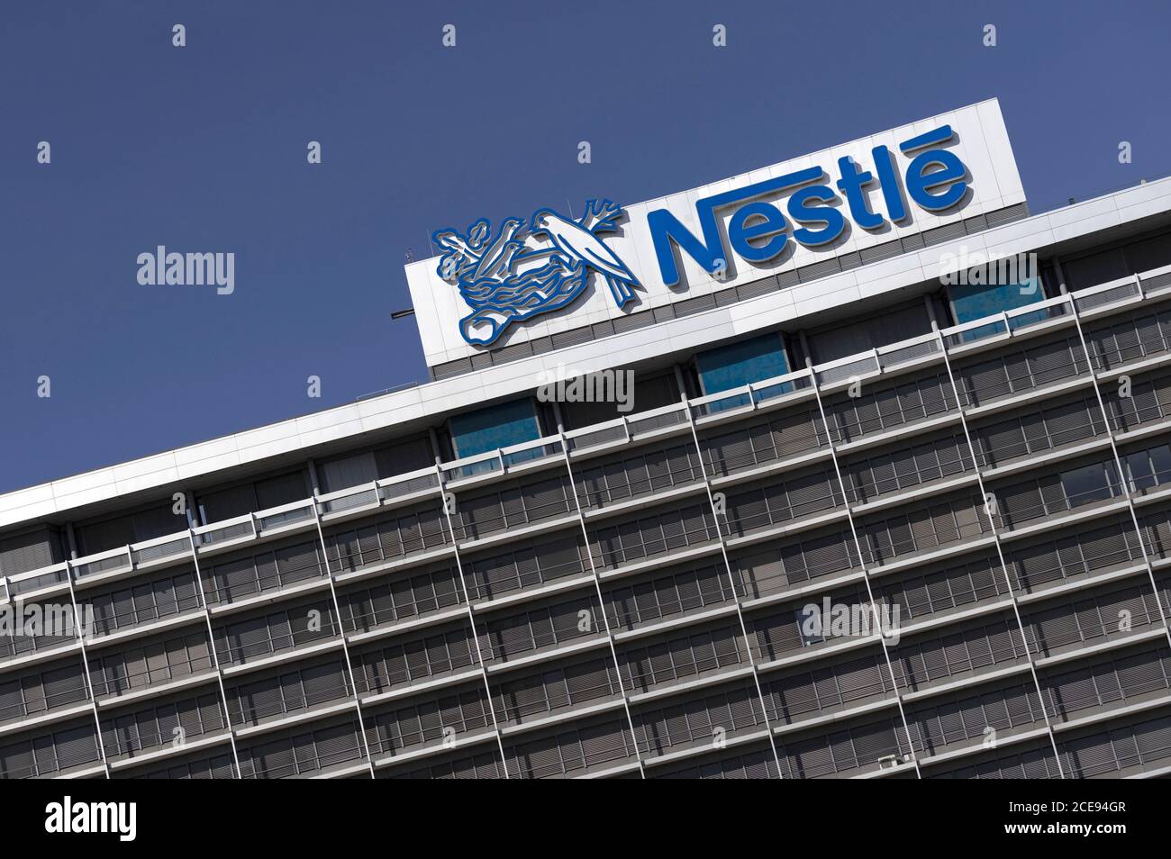 Frankfurt, Deutschland. August 2020. Nestlé-Logo auf dem Dach des deutschen Hauptsitzes der Nestlé Germany AG. Der Lebensmittelriese Nestle verkauft seine chinesische Wassersparte an die Tsingtao Brewery Group. Fankfurt, 08/27/2020 Quelle: dpa/Alamy Live News Stockfoto