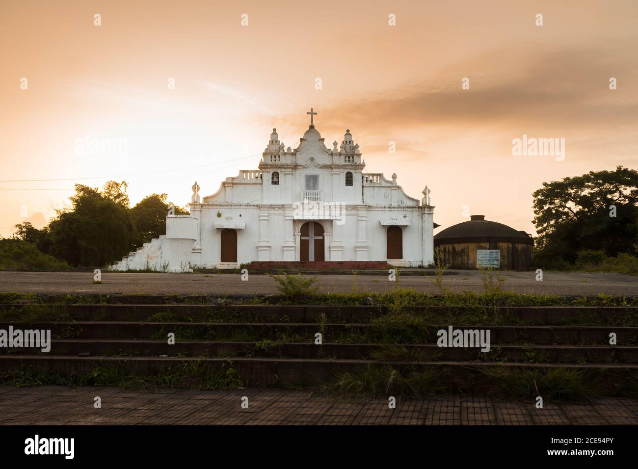 Schöner Sonnenuntergang hinter der St. Xavier Kapelle mit portugiesischer Architektur in Benaulim in Goa, Indien. Stockfoto