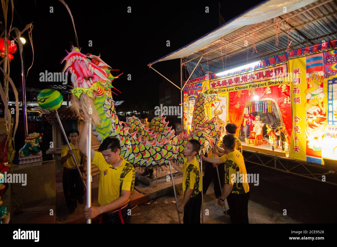 Georgetown, Penang/Malaysia - Aug 22 2016: Traditioneller Drachentanz und Puppentanz während des Festivals. Stockfoto